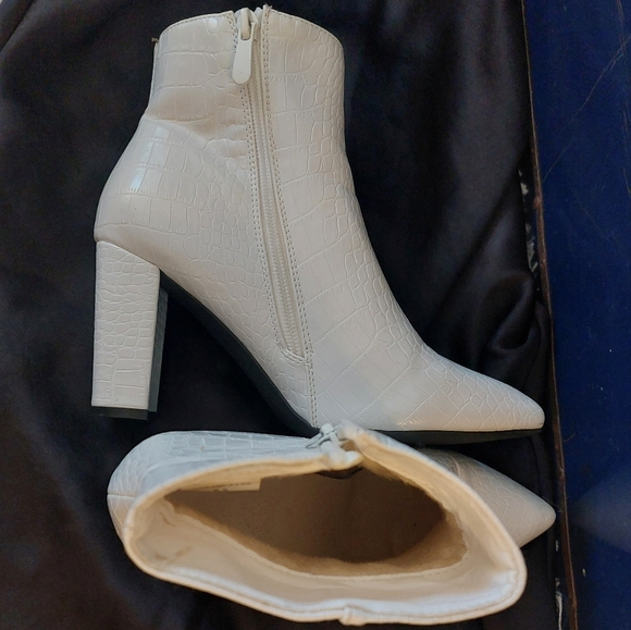 White Snakeskin Booties ●Dream Pairs ●US 6.5 - Picture 6 of 6